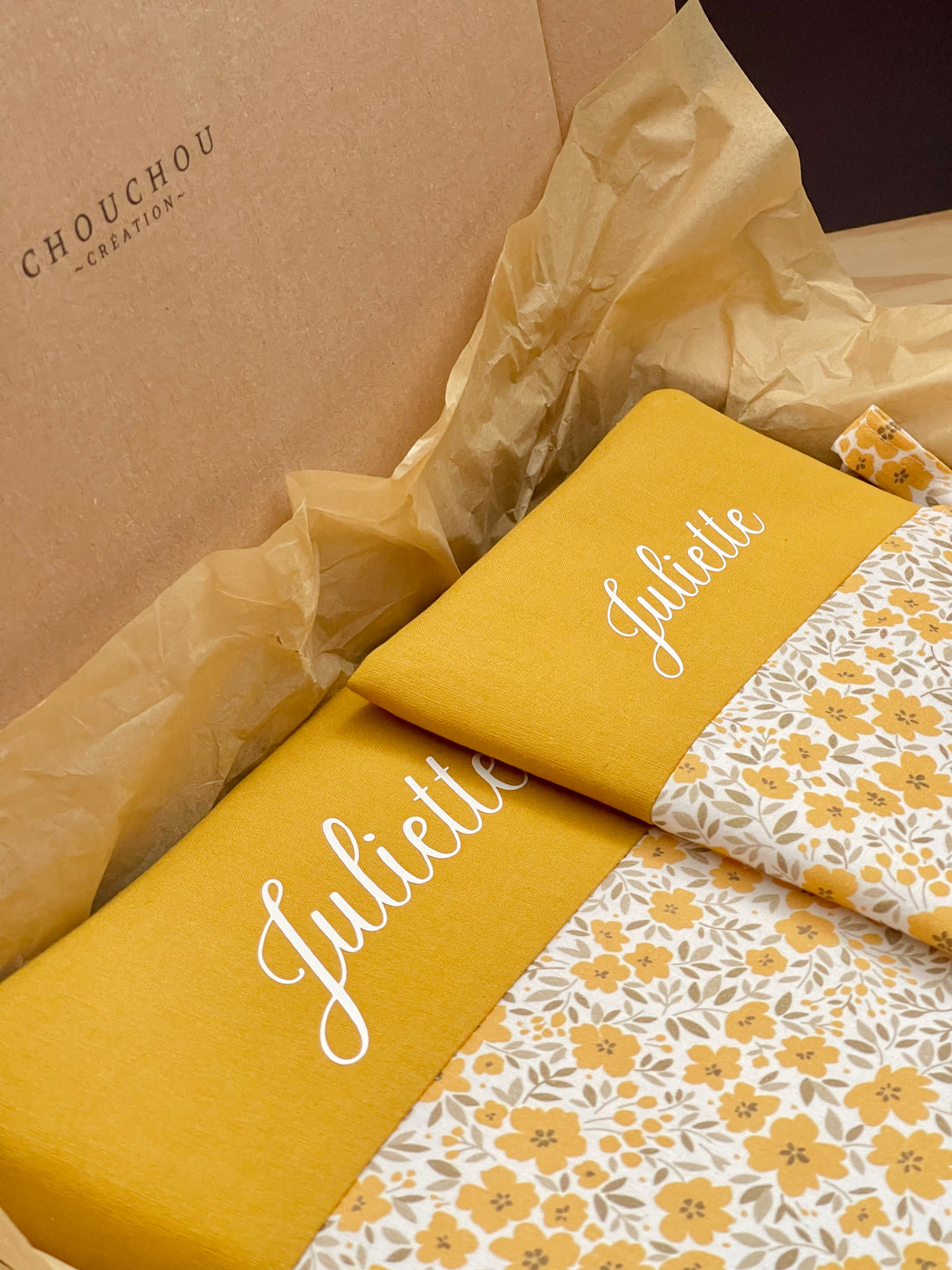 Coffret naissance Album photo + Carnet de santé personnalisé « Pétales Dorés »🌼