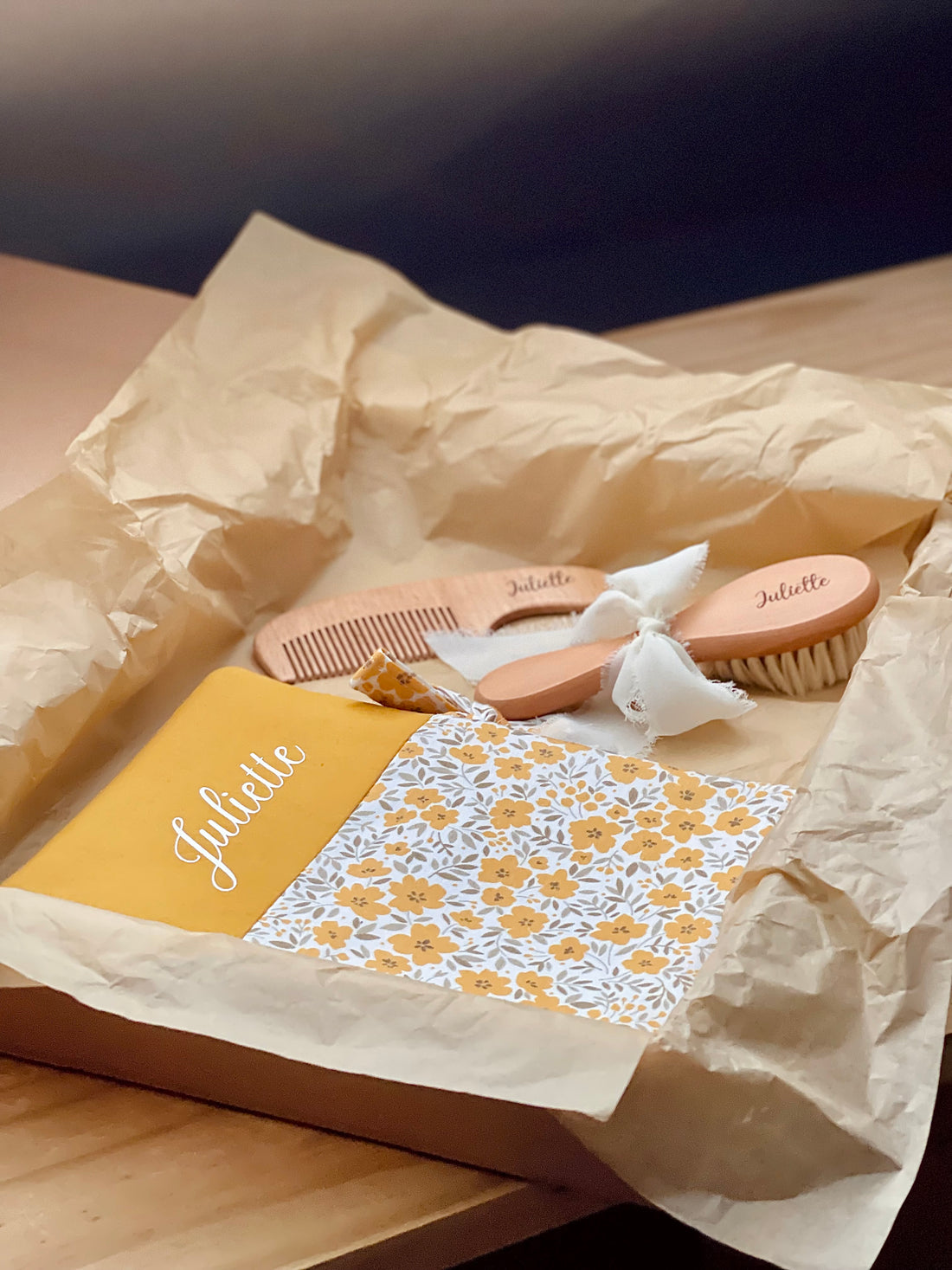 Coffret naissance Carnet de santé + Brosse et peigne personnalisé « Pétales Dorés »🌼