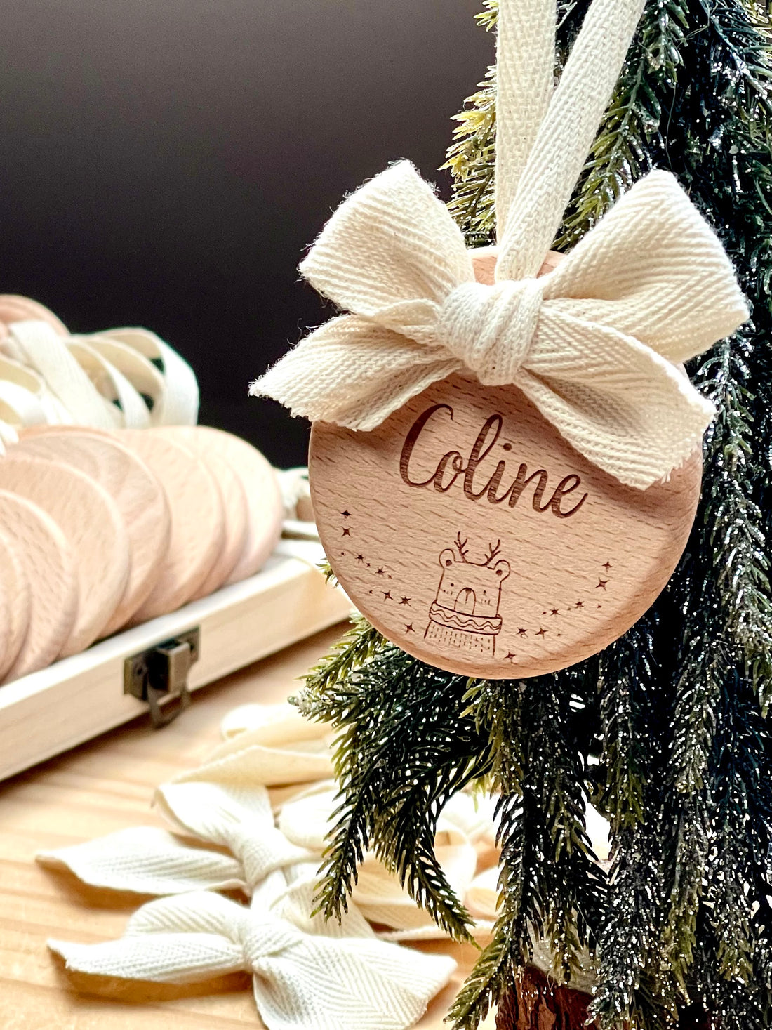Boule de Noël en bois gravée - Prénom ✨