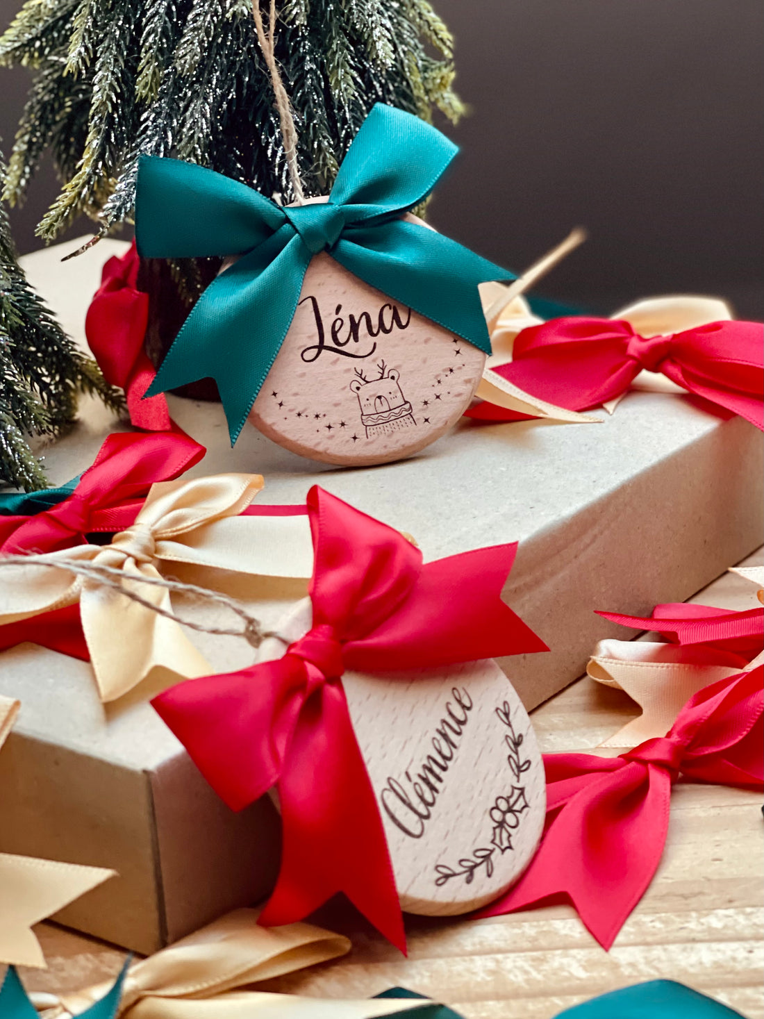 Boule de Noël en bois gravée - Prénom ✨