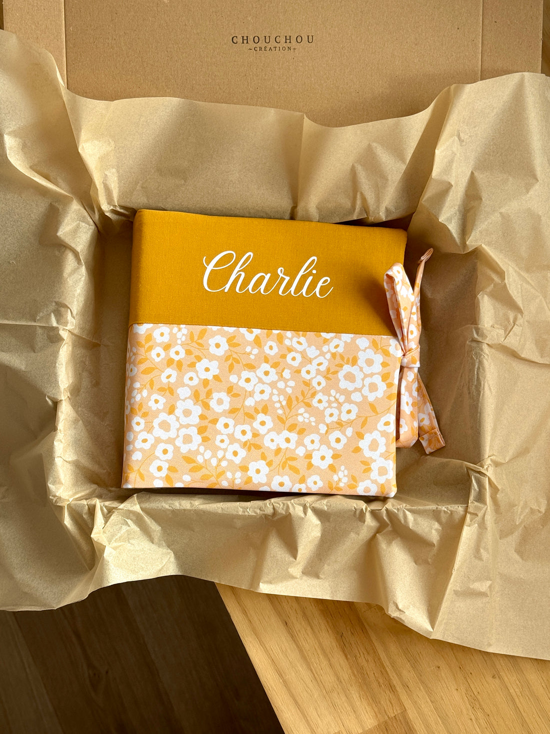 Coffret naissance Album photo + Carnet de santé personnalisé - Pétales Dorés  🌼