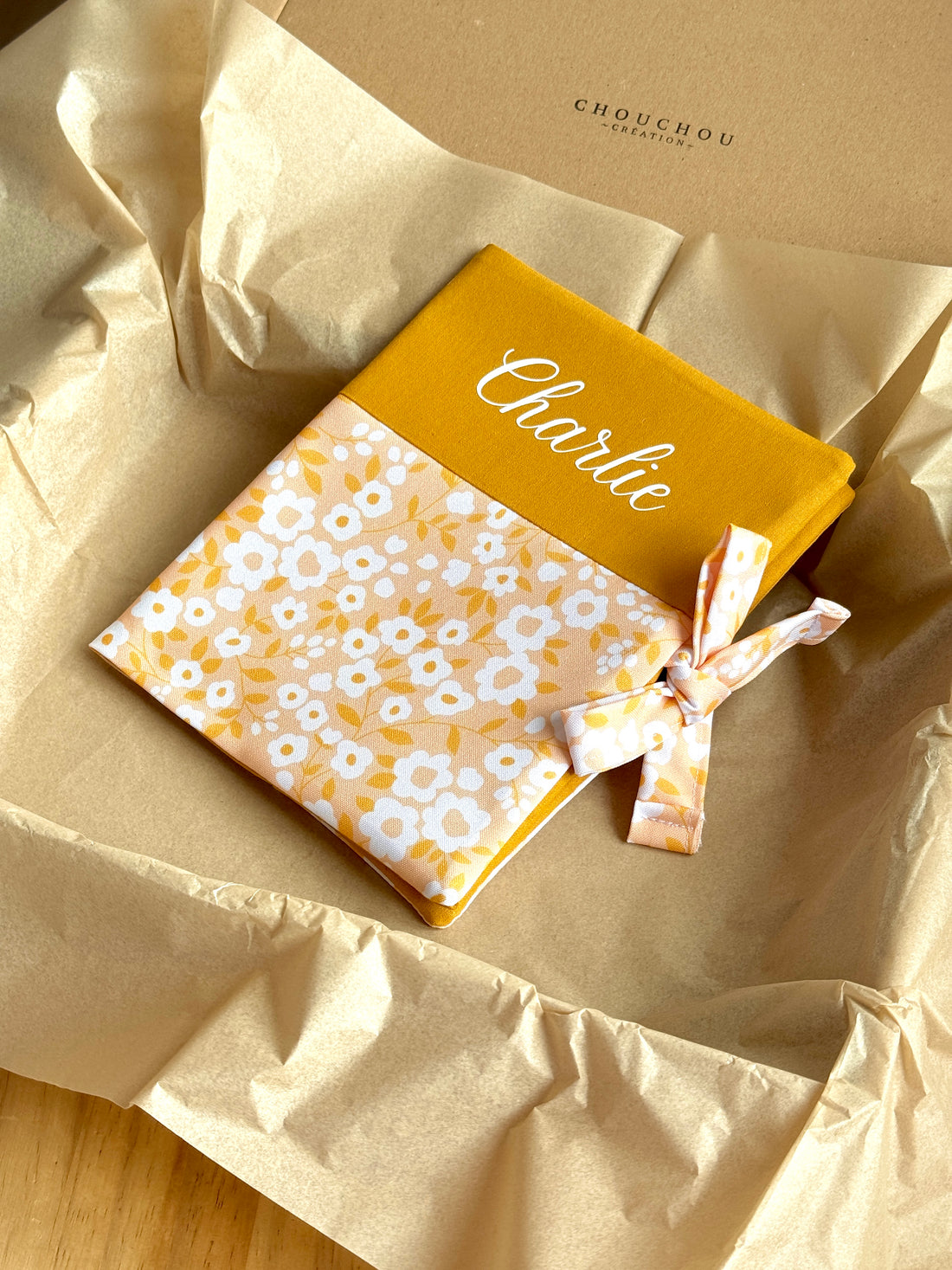 Coffret naissance Carnet de santé + Brosse et peigne personnalisé - Jardin Doré 🌼